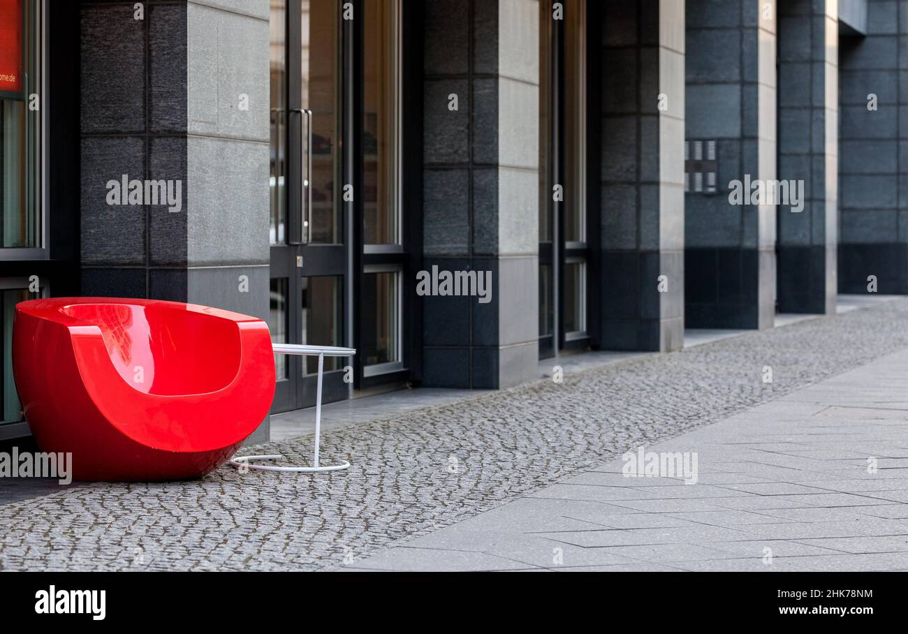 Roter Designer-Sessel auf der Straße, Berlin, Deutschland Stockfoto