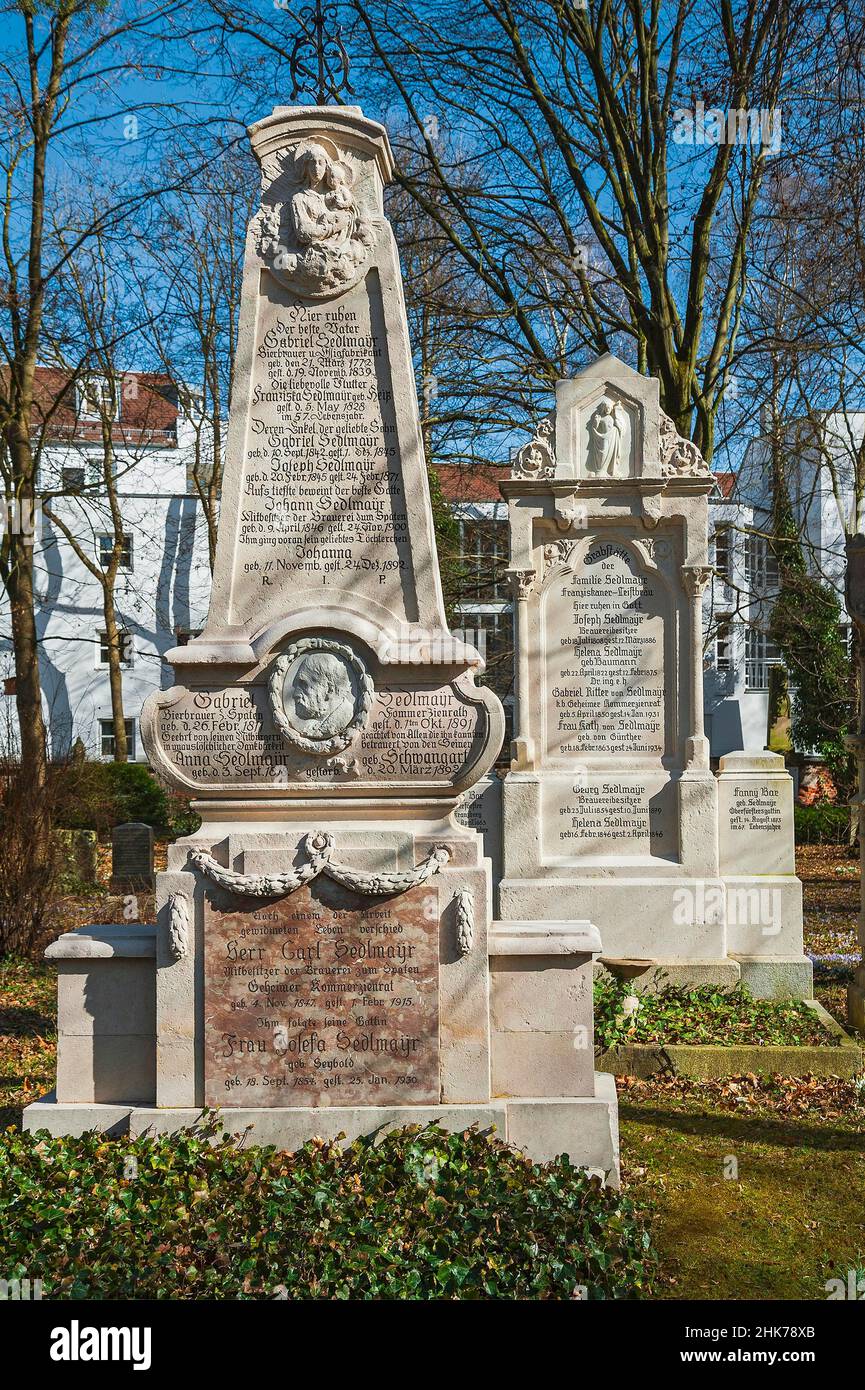 Grabstätte der Familie Sedlmayr, Baumeister und Brauer, Südfriedhof, München, Bayern, Deutschland Stockfoto