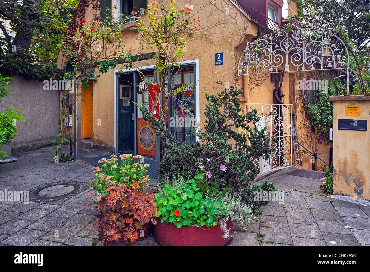 Romantisches Ferienhaus am Nikolaiplatz, München, Bayern, Deutschland Stockfoto