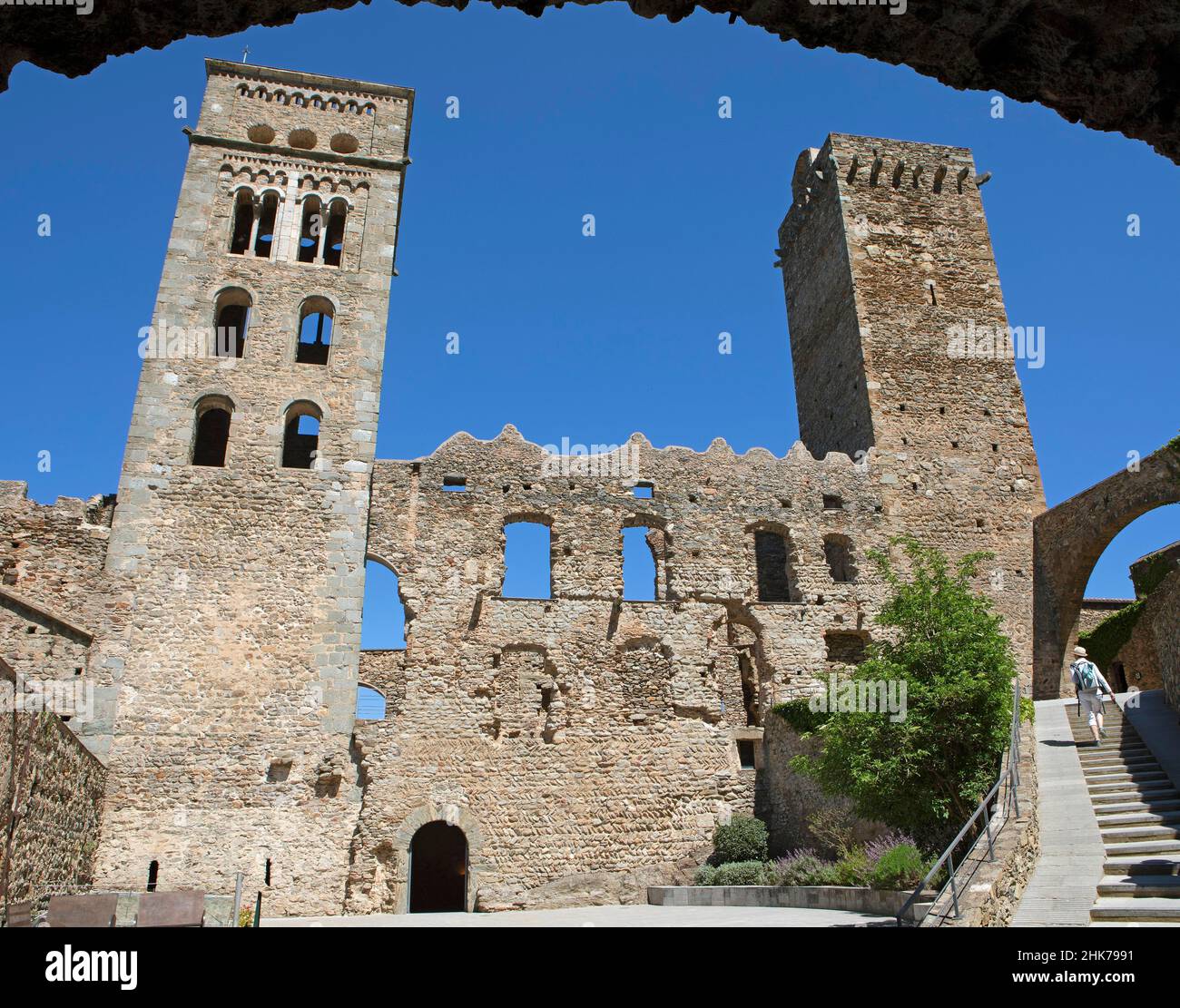 Glockenturm und Verteidigungsturm im Kloster Sant Pere de Rodes, Costa Brava, Katalonien, Spanien Stockfoto