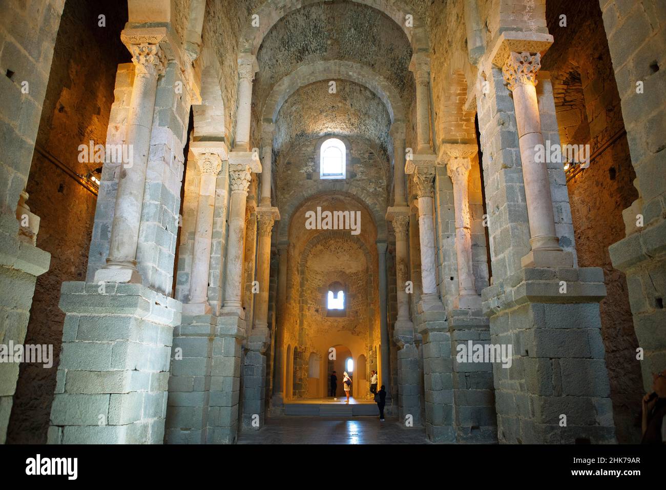 Tonnengewölbe im Kloster Sant Pere de Rodes, Costa Brava, Katalonien, Spanien Stockfoto