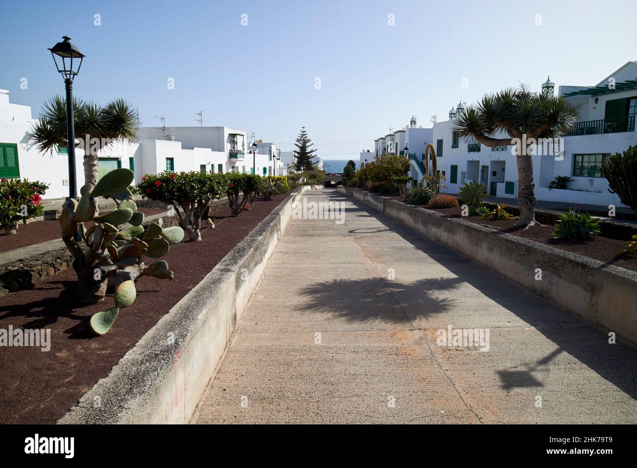 Flutwasser Umleitung durch weiß getünchten traditionellen spanischen kleinen Wohnblock Altstadt von playa blanca Lanzarote Kanarische Inseln Spanien Stockfoto
