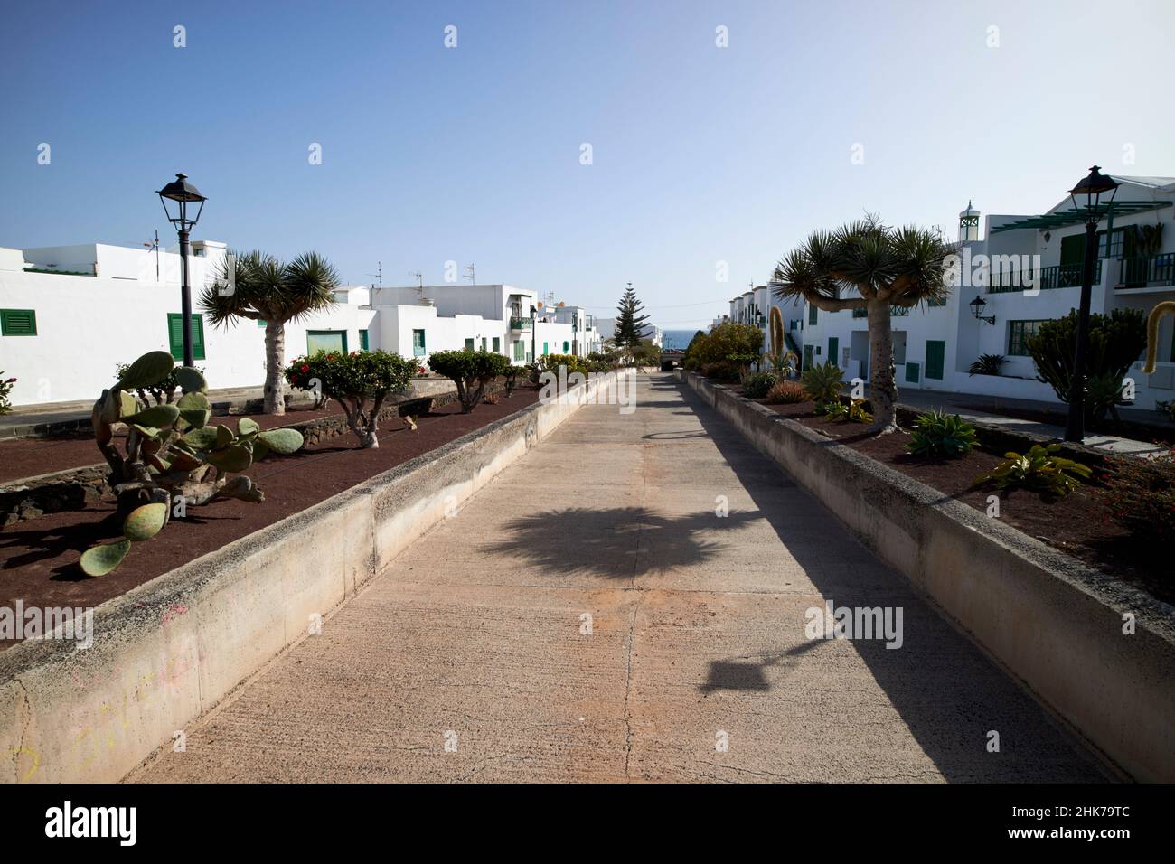 Flutwasser Umleitung durch weiß getünchten traditionellen spanischen kleinen Wohnblock Altstadt von playa blanca Lanzarote Kanarische Inseln Spanien Stockfoto
