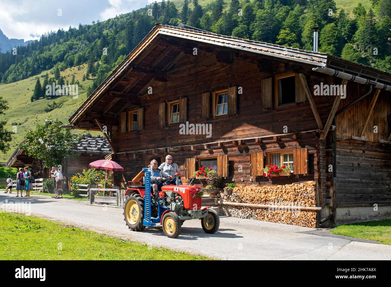 Oldtimer-Traktor am Kirtag in Almdorf eng, Hinterriss, Tirol, Österreich Stockfoto