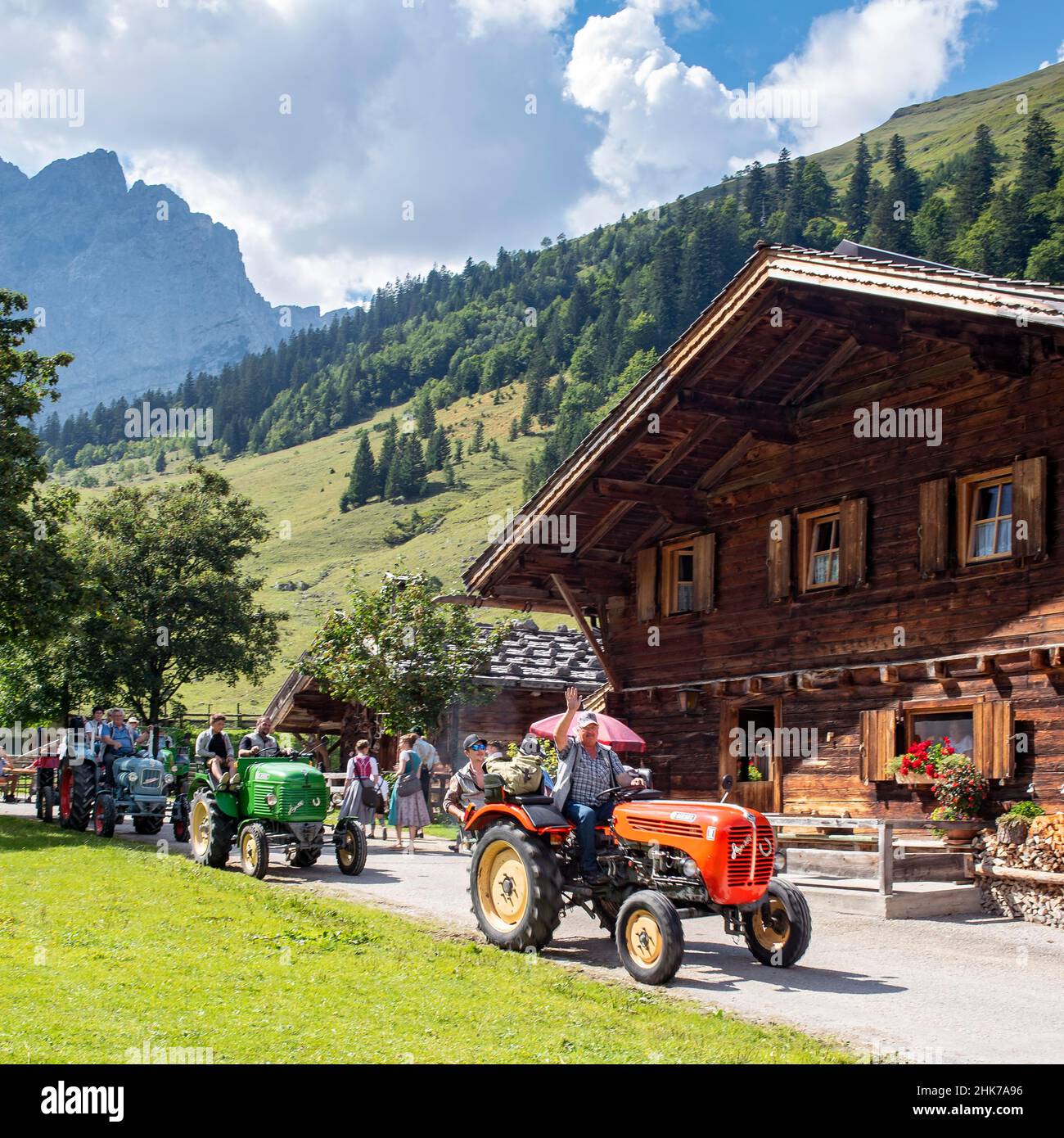 Oldtimer-Traktoren auf dem Kirtag in Almdorf eng, Hinterriss, Tirol, Österreich Stockfoto