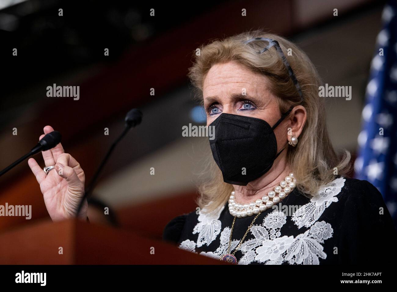 Die Vertreterin der Vereinigten Staaten, Debbie Dingell (Demokratin von Michigan), hält am Mittwoch, den 2. Februar 2022, im US-Kapitol in Washington, DC, eine Rede. Kredit: Rod Lampey/CNP Stockfoto