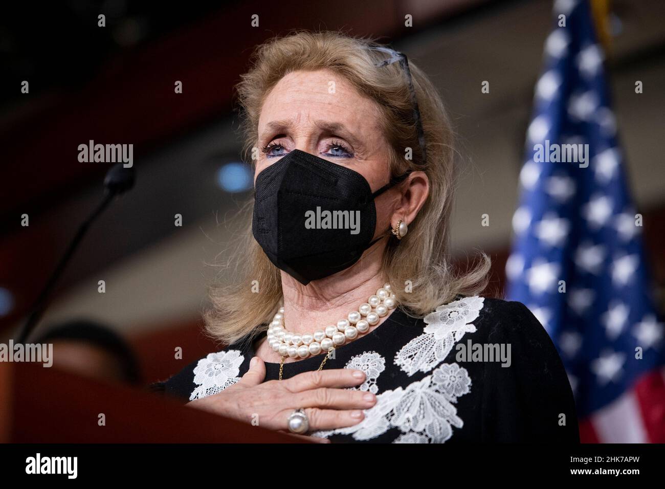 Die Vertreterin der Vereinigten Staaten, Debbie Dingell (Demokratin von Michigan), hält am Mittwoch, den 2. Februar 2022, im US-Kapitol in Washington, DC, eine Rede. Kredit: Rod Lampey/CNP Stockfoto