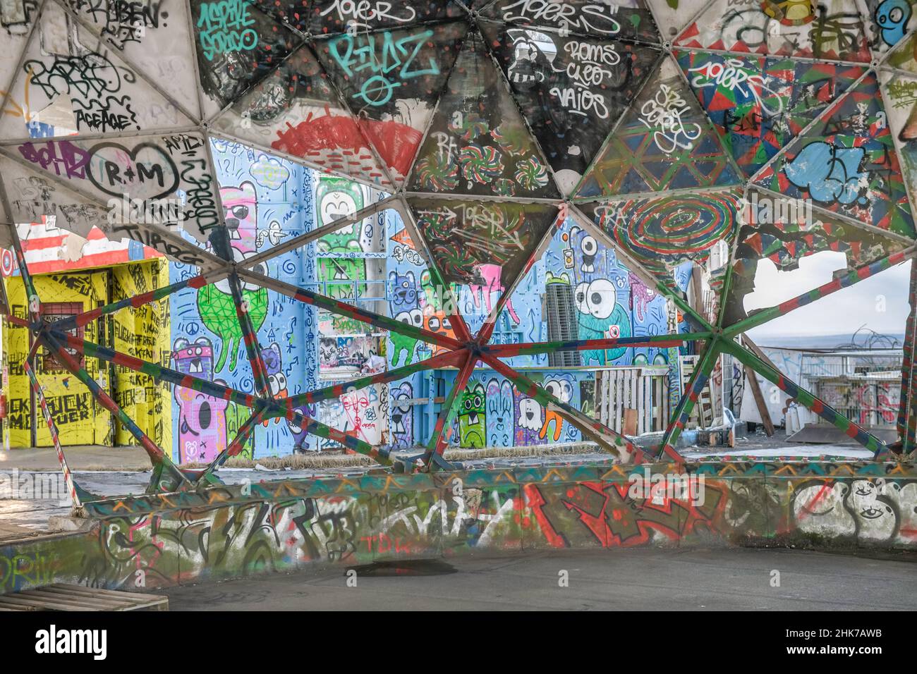 Graffiti, Teufelsberg Hörstation, Grunewald, Charlottenburg-Wilmersdorf, Berlin, Deutschland Stockfoto