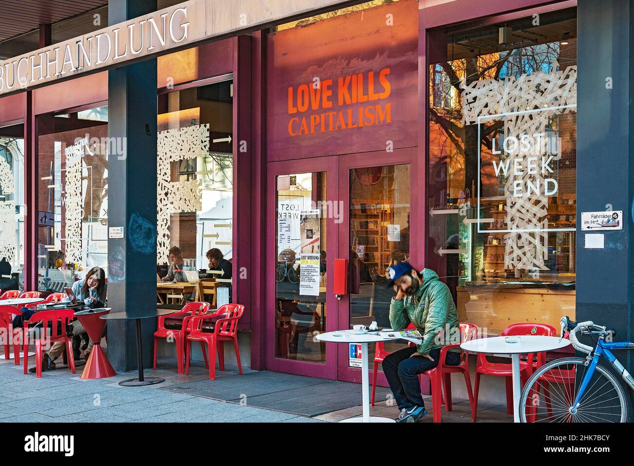Buchhandlung mit integriertem Cafe, Slogan -love kills capitalalism- München, Bayern, Deutschland Stockfoto