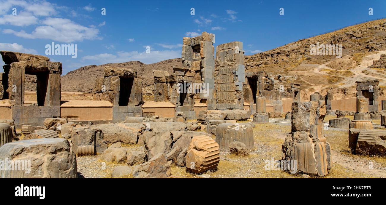 Hundert-Säulen-Saal mit Reliefs in den Türentüren, Persepolis, Persepolis, Iran Stockfoto Hundert-Säulen-Saal mit Reliefs in den Türentüren, Persepolis, Persepolis, Iran Stockfoto