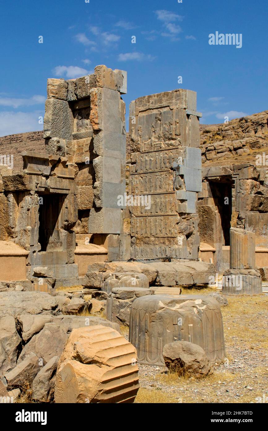 Hundert-Säulen-Saal mit Reliefs in den Türentüren, Persepolis, Persepolis, Iran Stockfoto Hundert-Säulen-Saal mit Reliefs in den Türentüren, Persepolis, Persepolis, Iran Stockfoto