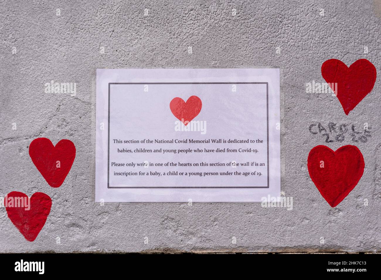 Todesfälle von Kindern an der National Covid Memorial Wall in Lambeth, London, Großbritannien. Rote Herzen, die auf eine Wand gezogen werden, die jeden Tod von COVID 19 darstellt Stockfoto
