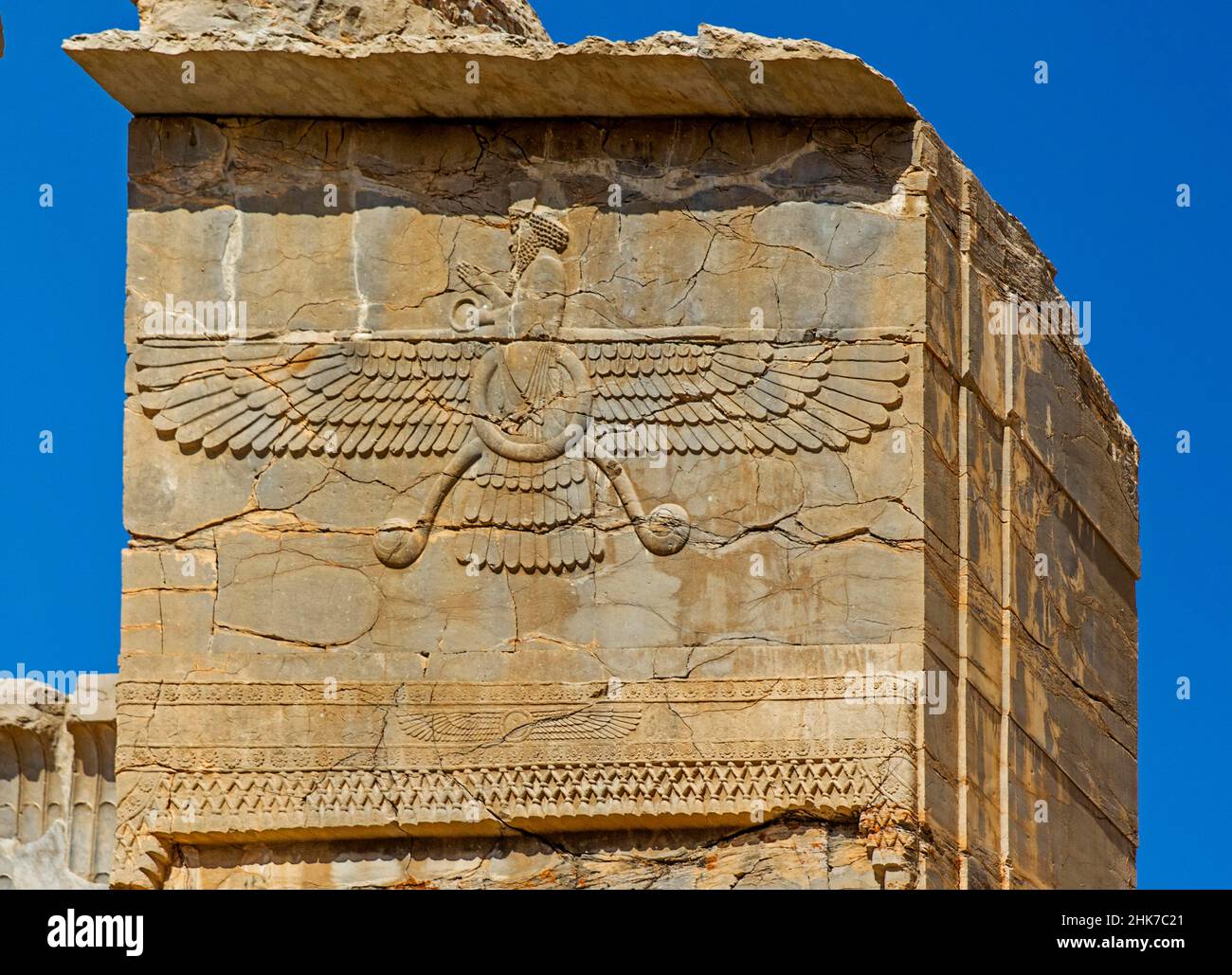 Torrelief mit geflügelten Wesen als Symbol der Zoroastrer, Persepolis, Persepolis, Iran Stockfoto Torrelief mit geflügelten Wesen als Symbol der Zoroastrer, Persepolis, Persepolis, Iran Stockfoto