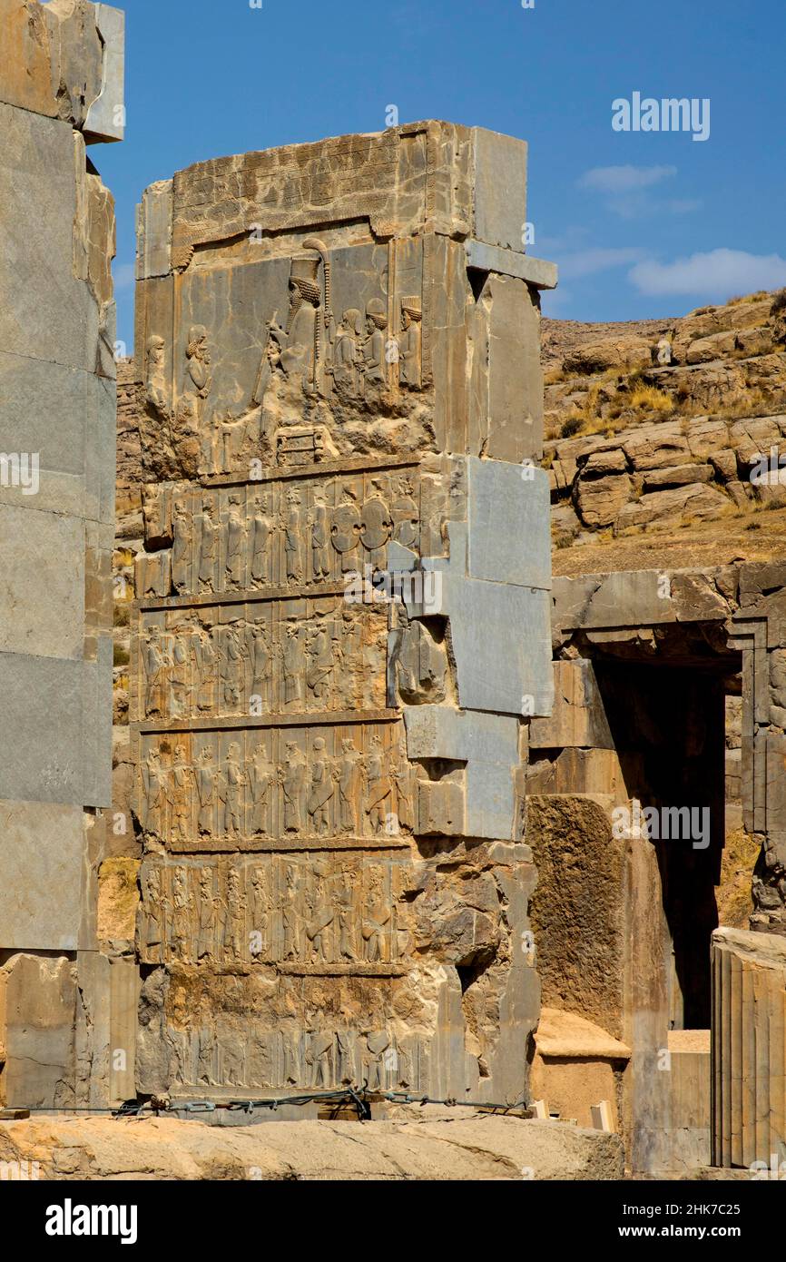 Hundert-Säulen-Saal mit Reliefs in den Türentüren, Persepolis, Persepolis, Iran Stockfoto Hundert-Säulen-Saal mit Reliefs in den Türentüren, Persepolis, Persepolis, Iran Stockfoto