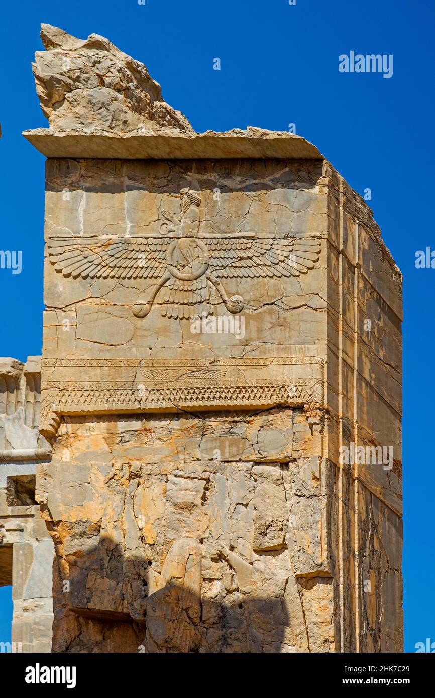 Torrelief mit geflügelten Wesen als Symbol der Zoroastrer, Persepolis, Persepolis, Iran Stockfoto Torrelief mit geflügelten Wesen als Symbol der Zoroastrer, Persepolis, Persepolis, Iran Stockfoto