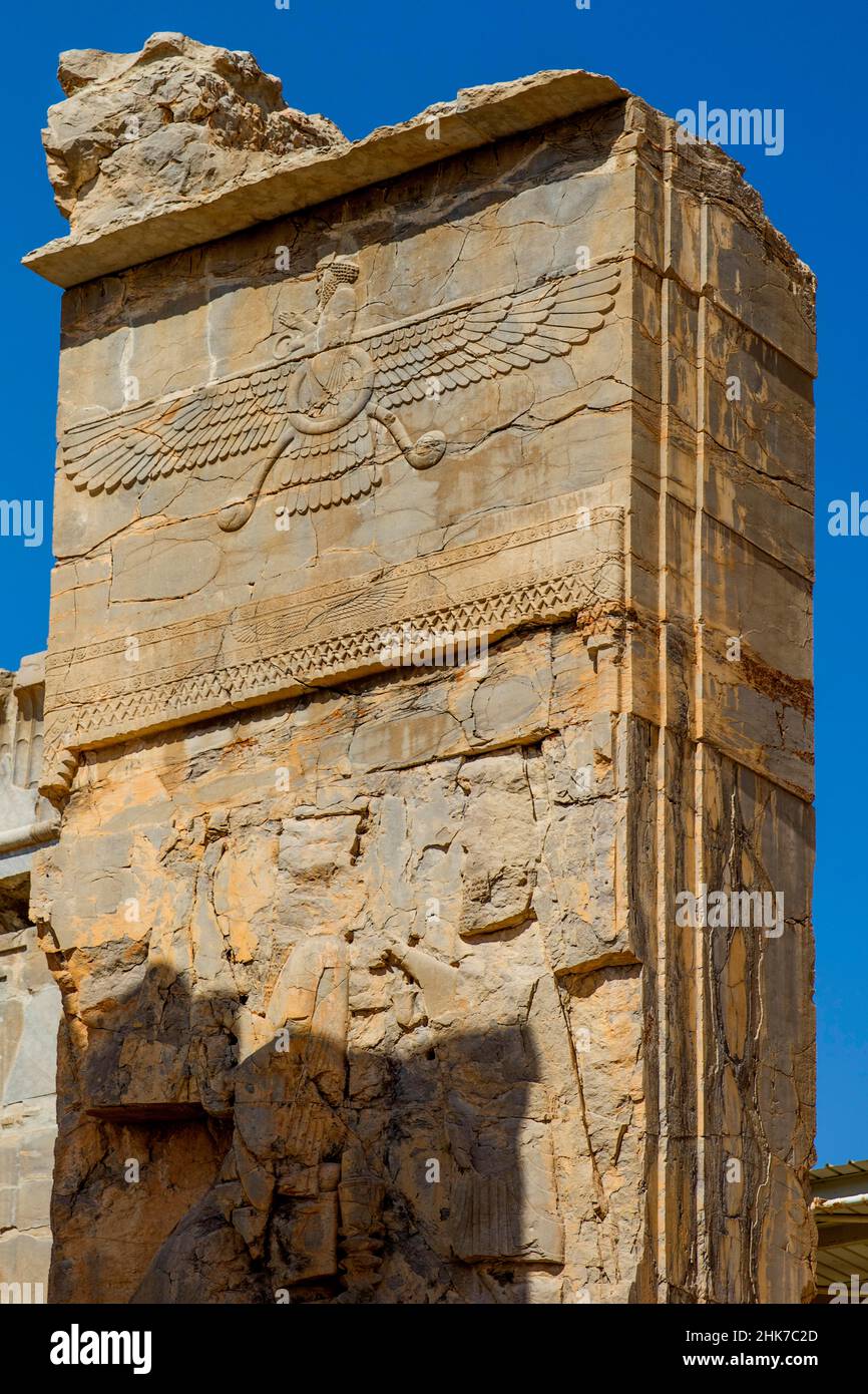 Torrelief mit geflügelten Wesen als Symbol der Zoroastrer, Persepolis, Persepolis, Iran Stockfoto Torrelief mit geflügelten Wesen als Symbol der Zoroastrer, Persepolis, Persepolis, Iran Stockfoto