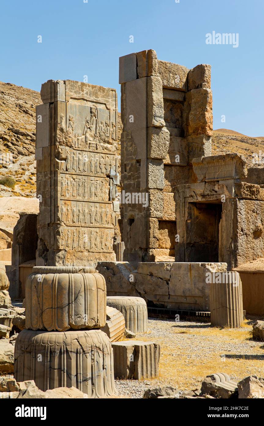Hundert-Säulen-Saal mit Reliefs in den Türentüren, Persepolis, Persepolis, Iran Stockfoto Hundert-Säulen-Saal mit Reliefs in den Türentüren, Persepolis, Persepolis, Iran Stockfoto