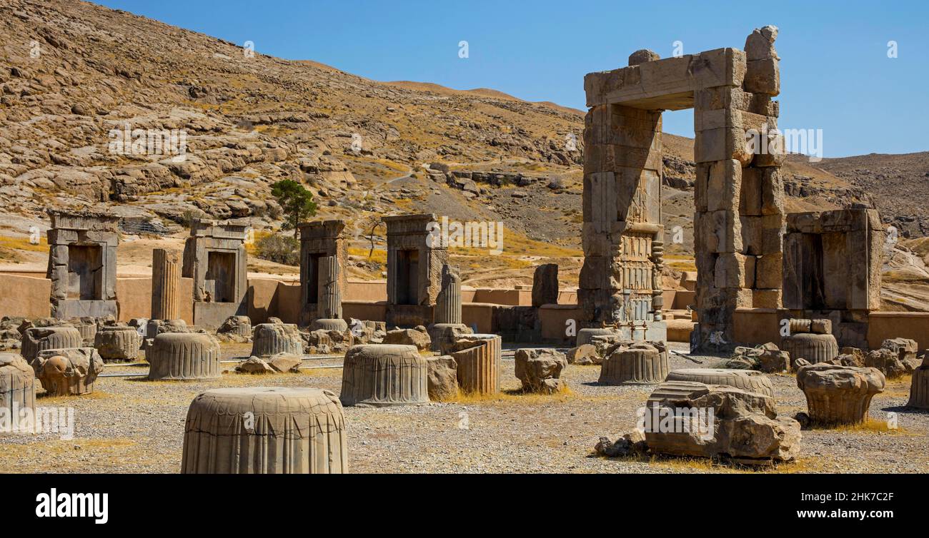 Hundert-Säulen-Saal mit Reliefs in den Türentüren, Persepolis, Persepolis, Iran Stockfoto Hundert-Säulen-Saal mit Reliefs in den Türentüren, Persepolis, Persepolis, Iran Stockfoto