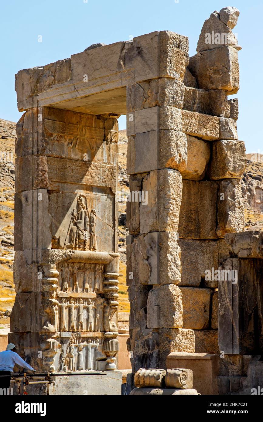 Hundert-Säulen-Saal mit Reliefs in den Türentüren, Persepolis, Persepolis, Iran Stockfoto Hundert-Säulen-Saal mit Reliefs in den Türentüren, Persepolis, Persepolis, Iran Stockfoto
