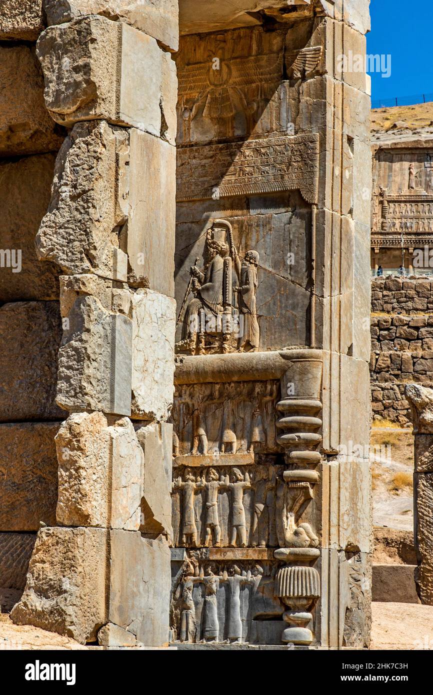Hundert-Säulen-Saal mit Reliefs in den Türentüren, Persepolis, Persepolis, Iran Stockfoto Hundert-Säulen-Saal mit Reliefs in den Türentüren, Persepolis, Persepolis, Iran Stockfoto