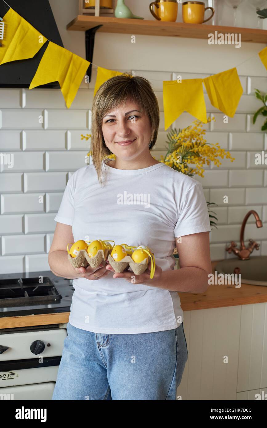 Frau 37 Jahre alt mit Ostereiern in der Küche. Stockfoto