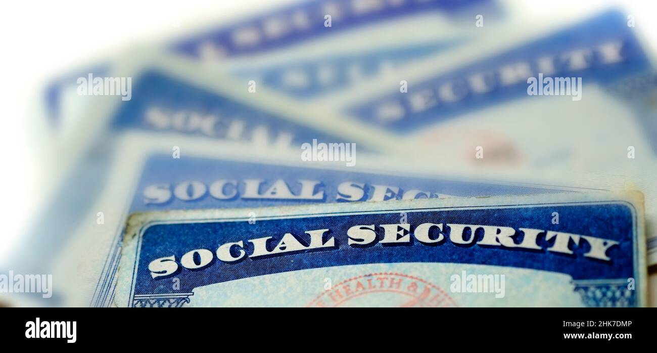 Nahaufnahme Detail von mehreren Sozialversicherungskarten, die Finanzen und Pensionsbestrafen und Seniorenbetreuung Stockfoto