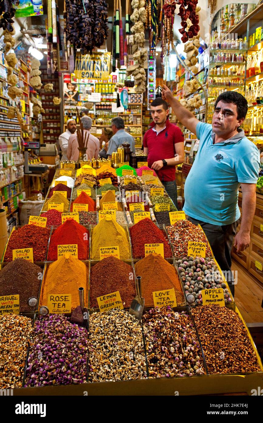 Ägyptischer Basar mit Gewürzen und Tees, Istanbul, Türkei Stockfoto