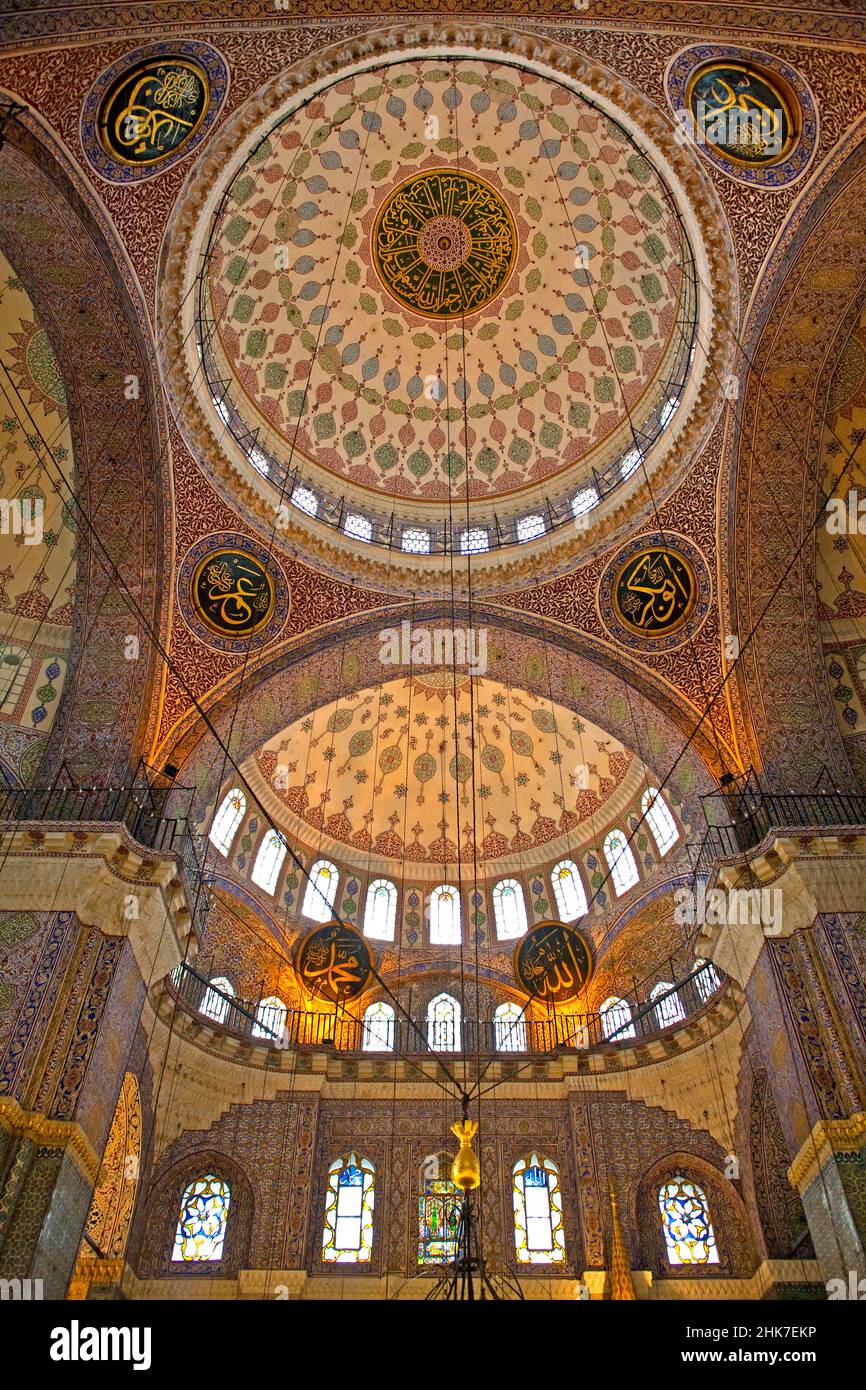 Mehrere Kuppeln der Neuen Moschee, Yeni Camii, Istanbul, Türkei Stockfoto