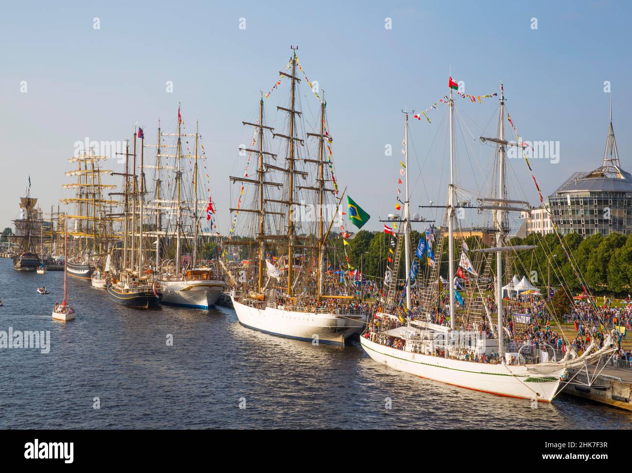 Festival mit Segelschiffparade auf der Daugava, Riga, Lettland, Riga, Lettland Stockfoto