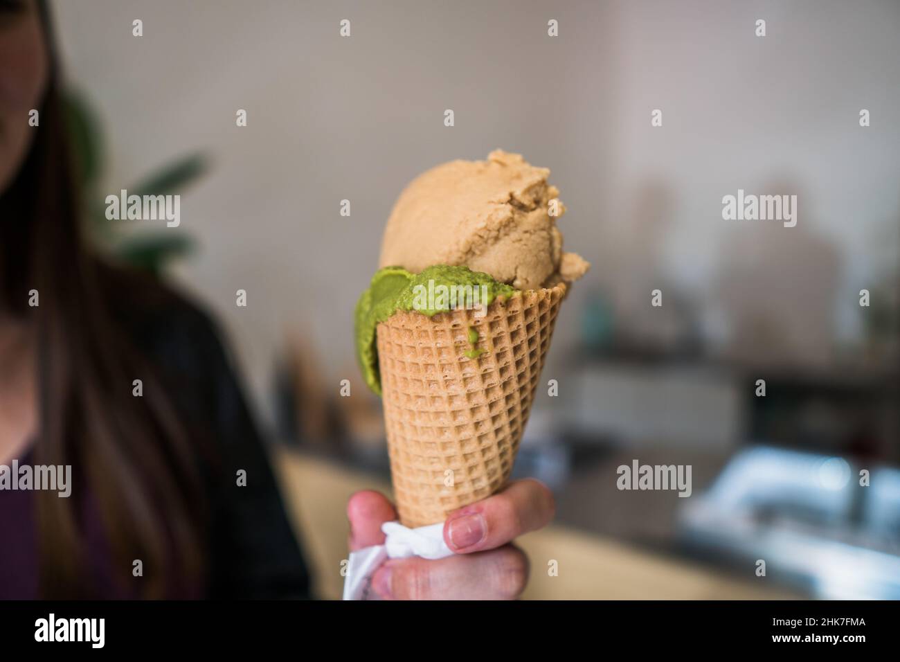 Gesundes Matcha und Karamell veganes Eis, milchfrei Stockfoto