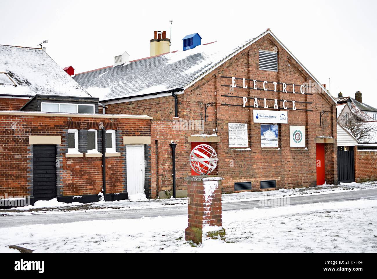 Die hintere Backsteinfassade des Electric Palace, eines der ältesten noch erhaltenen Kinos, Harwich, Großbritannien. Schnee bedeckt den Boden nach einem Wintersturm. Stockfoto