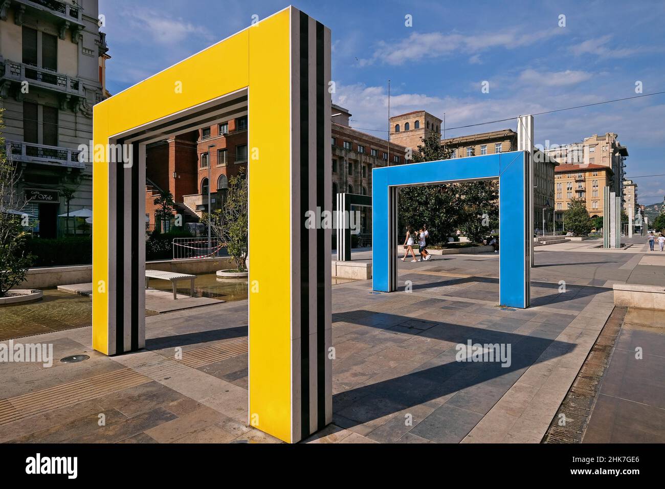 Skulpturbögen des französischen Künstlers Daniel Buren auf der Piazza Giuseppe Verdi in La Spezia, Ligurien, Italien Stockfoto