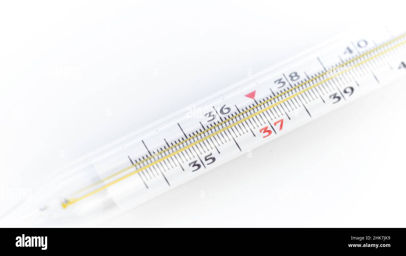 Makrofotografie mit Quecksilberthermometer aus Glas. Hohes Fieber bei Viruserkrankungen. Messung der Basaltemperatur während des Eisprungs. Stockfoto