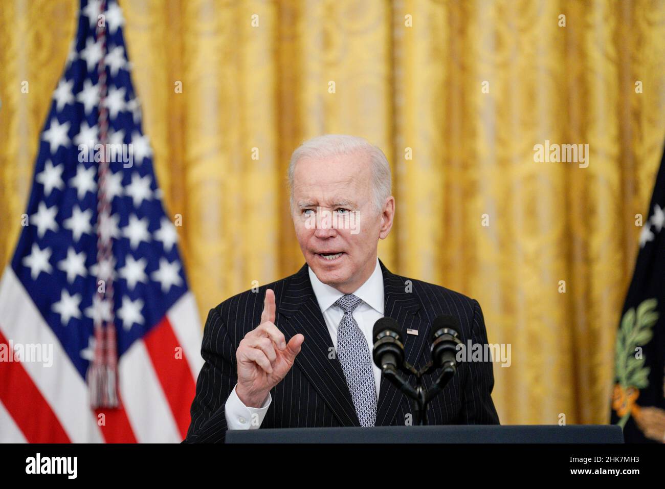 Washington, Vereinigte Staaten. 02nd. Februar 2022. Der US-Präsident Joe Biden spricht bei einer Veranstaltung zur Wiederentfachen des Krebsmonoins im Ostsaal des Weißen Hauses in Washington, DC am 2. Februar 2022. Quelle: Yuri Gripas/Pool via CNP/dpa/Alamy Live News Stockfoto