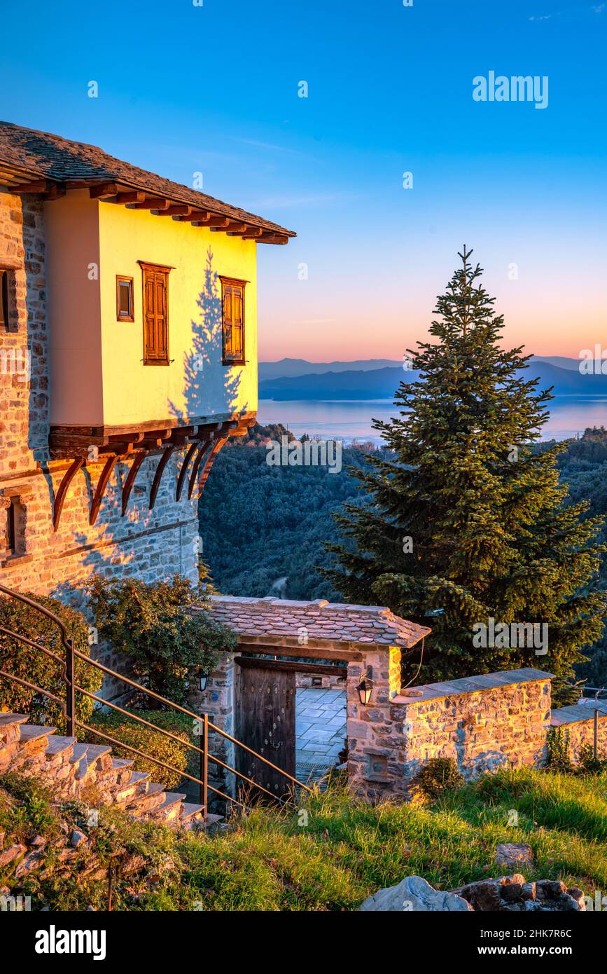Traditionelles griechisches Dorf Pinakates auf dem Berg Pelion in Zentralgriechenland. Stockfoto Traditionelles griechisches Dorf Pinakates auf dem Berg Pelion in Zentralgriechenland. Stockfoto
