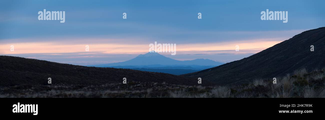 Panoramablick auf den Berg Taranaki. Blick vom Tongariro-Nationalpark Stockfoto