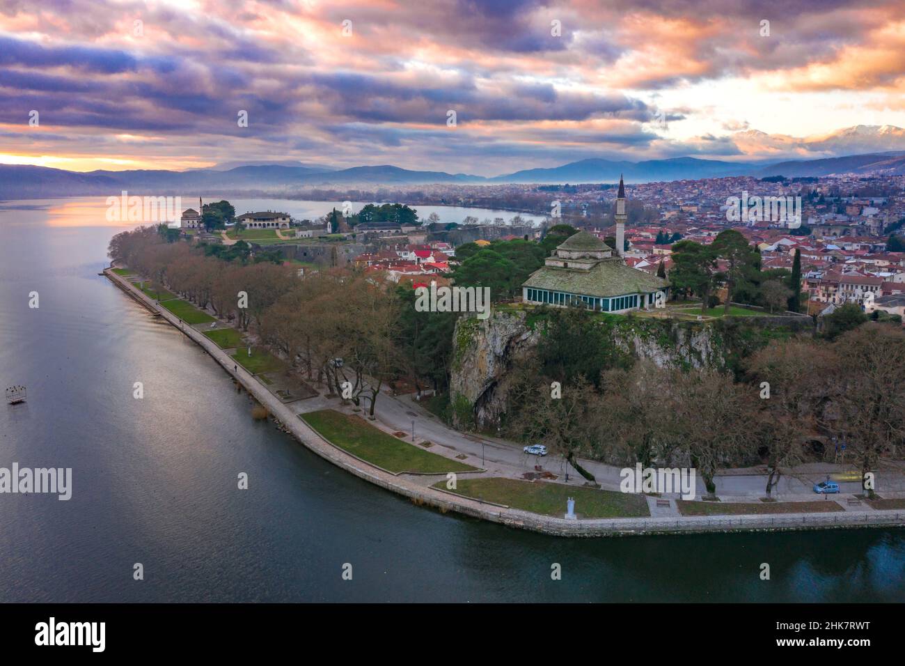 Luftaufnahme der Stadt Ioannina in Griechenland, Aslan Pasha Tzami, dem See mit der Insel Kyra Frosini oder nissaki. Stockfoto