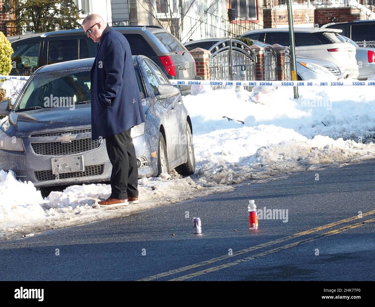 New York, New York, USA. 1st. Februar 2022. Shell-Gehäuse in der Straße neben Sodadose und Plastikflasche Kennzeichnung der Beweise für Tatort Ermittler. Polizisten der Stadtpolizei aus dem Bezirk 69th untersuchen die Erschießung des New Yorker Rappers Tdott Woo. Er wurde in ein Krankenhaus gebracht und starb später an seinen Verletzungen. Tdott Woo, dessen richtiger Name Tajay Dobson war, war ein aufstrebender Star in der Musikindustrie. (Bild: © Bruce Cotler/ZUMA Press Wire) Stockfoto