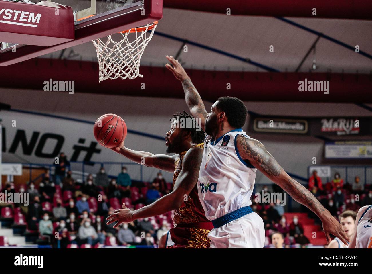 Palasport Taliercio, Venedig, Italien, 02. Februar 2022, Julyan Stone (Umana Reyer Venezia) und Sindarius Thornwell (Ratiopharm ULM) während der Umana Reyer Venezia gegen Ratiopharm Ulm - Basketball EuroCup Meisterschaft Stockfoto