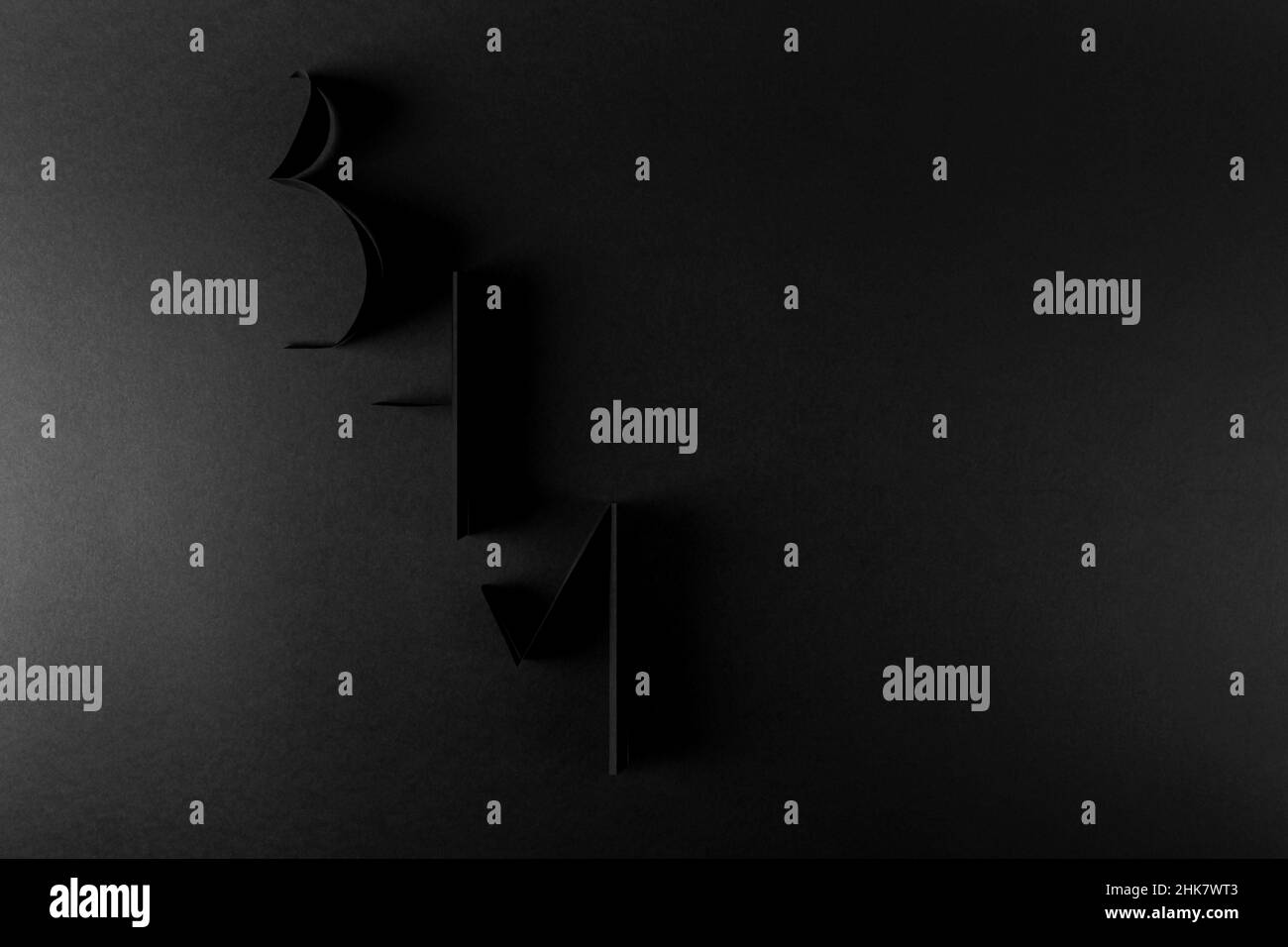 Papier Alphabet Buchstaben BHM mit Schatten auf schwarzem Hintergrund. Black History Month Konzept. Flach liegend. Speicherplatz kopieren. Stockfoto