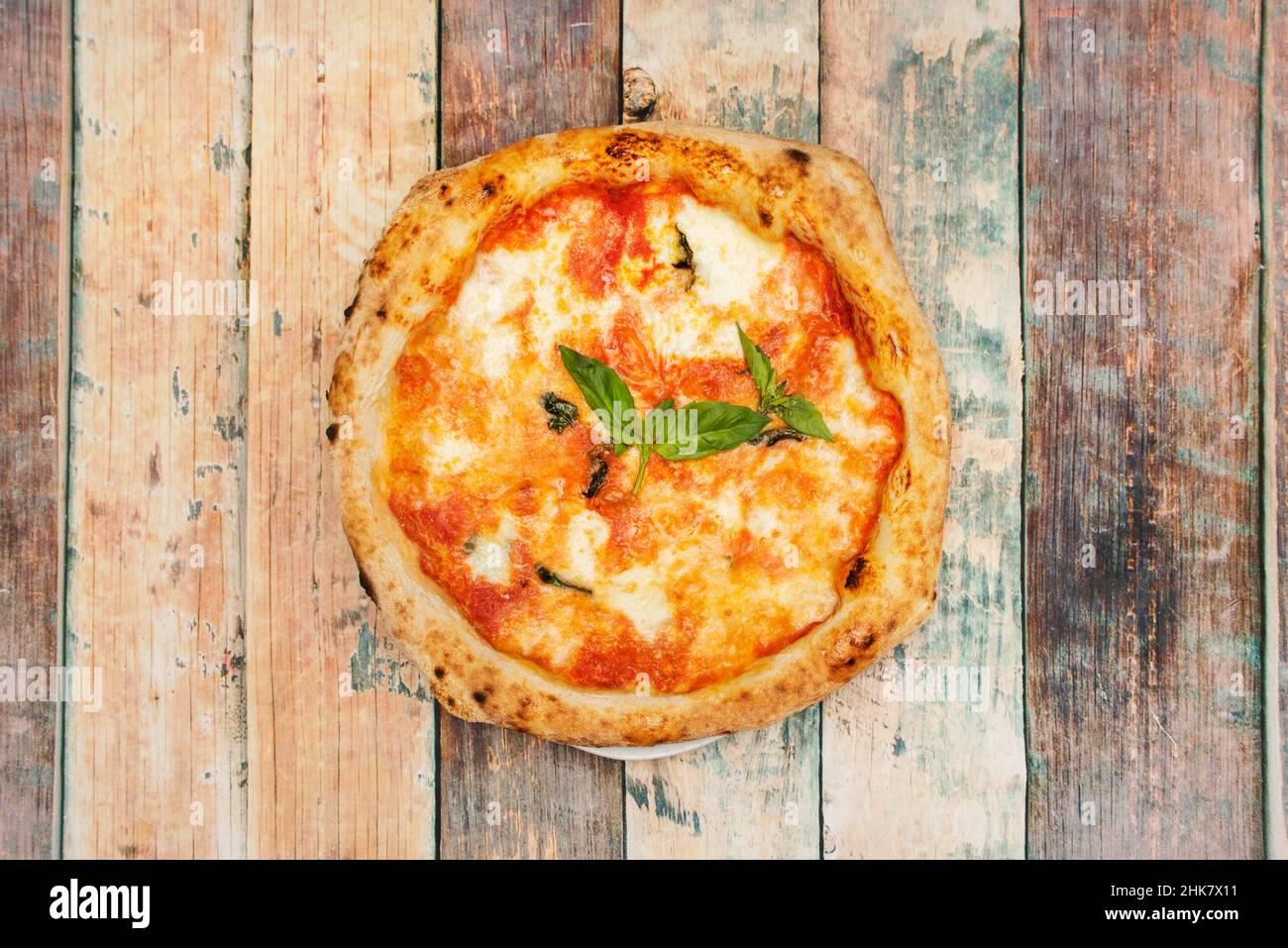 Margarita Pizza ist eine typische neapolitanische Pizza mit Tomaten ...