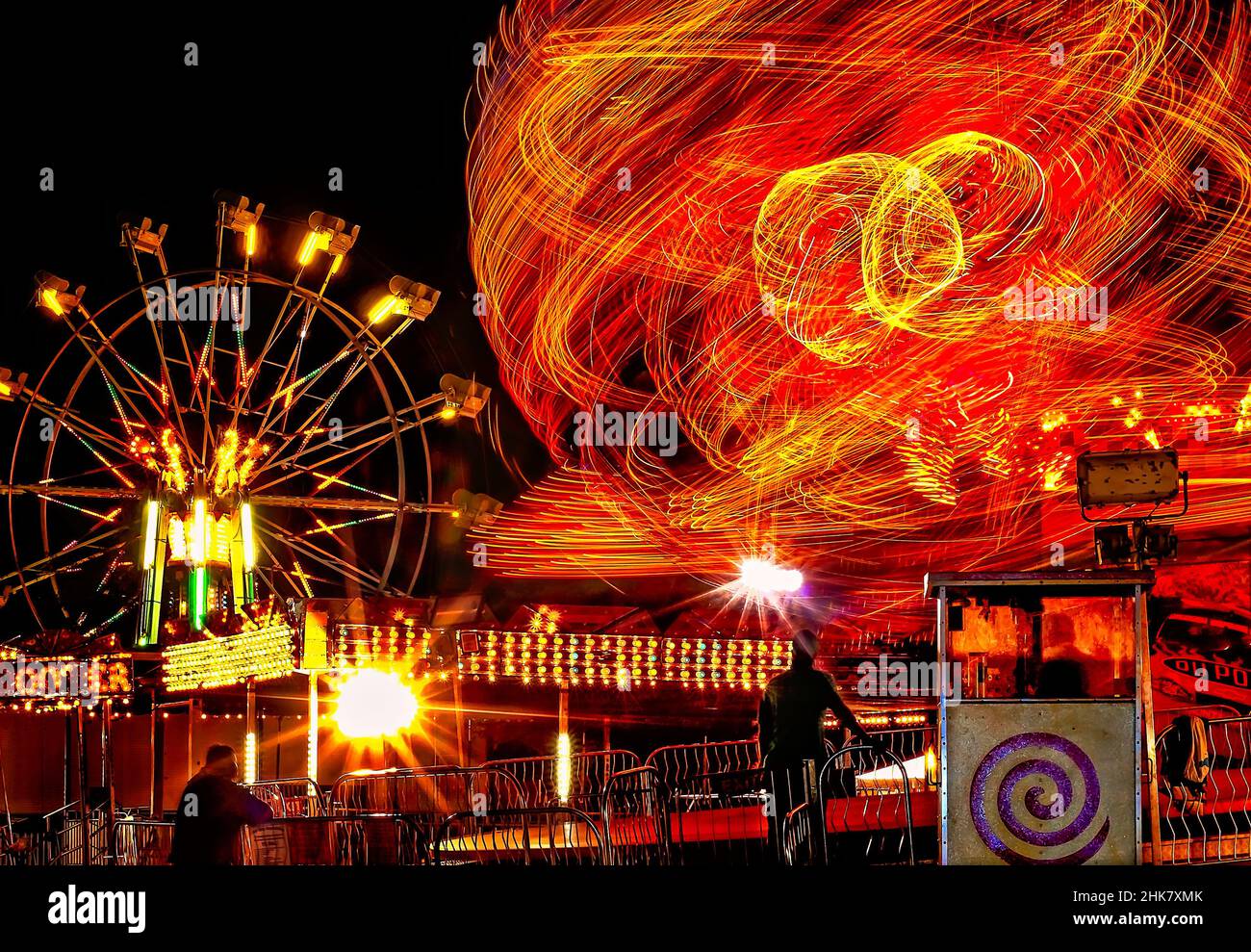 Arbeiter beobachten, wie die Ausgründungsparkfahrt den Himmel über dem Munny Sokol Park am 2. Oktober 2009 in Tuscaloosa, Alabama, erleuchtet. Stockfoto