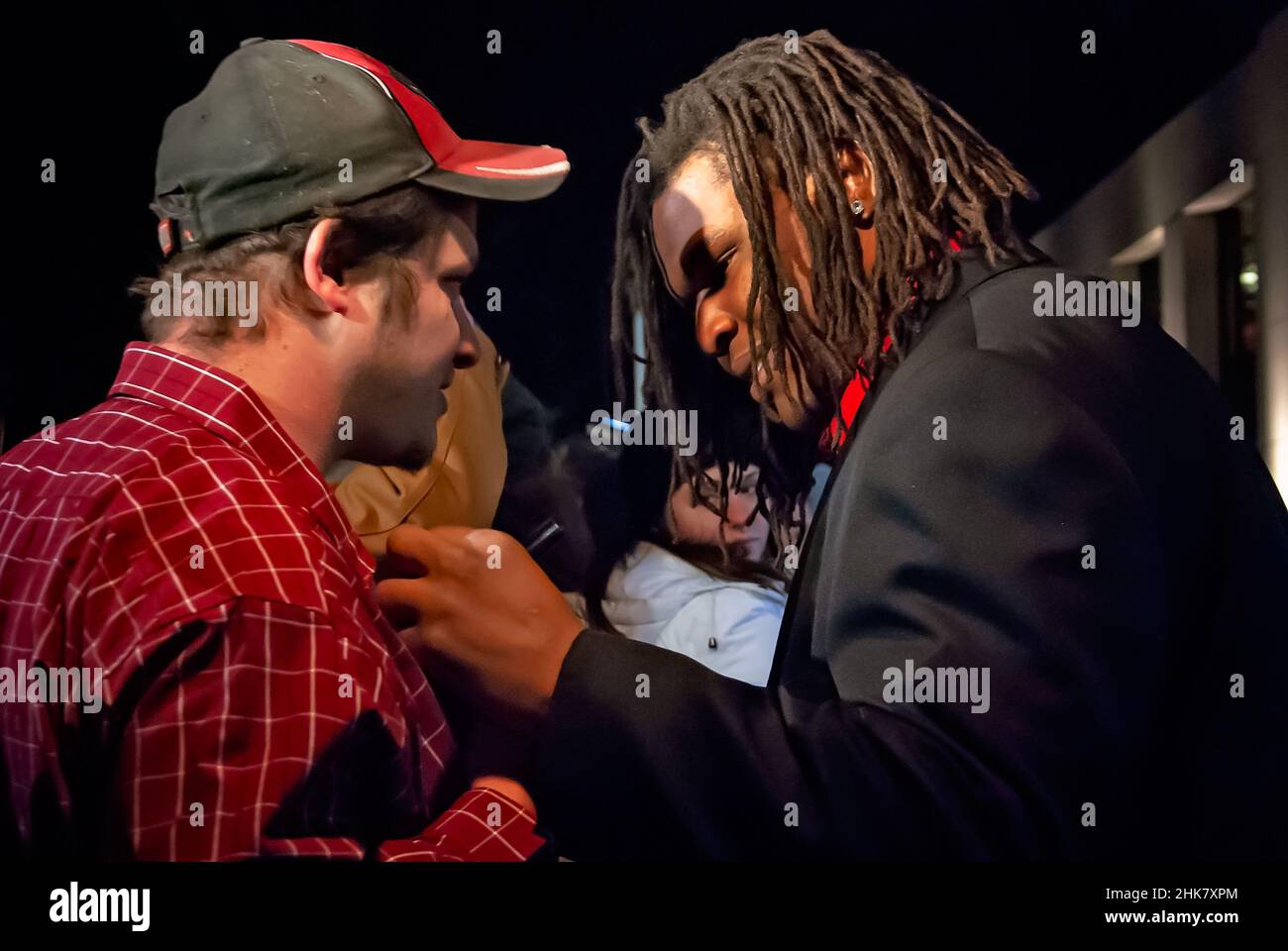 Die University of Alabama Nose Tackle Terrence Cody signiert ein Autogramm für einen Fan am 8. Januar 2010 in Tuscaloosa, Alabama. Stockfoto