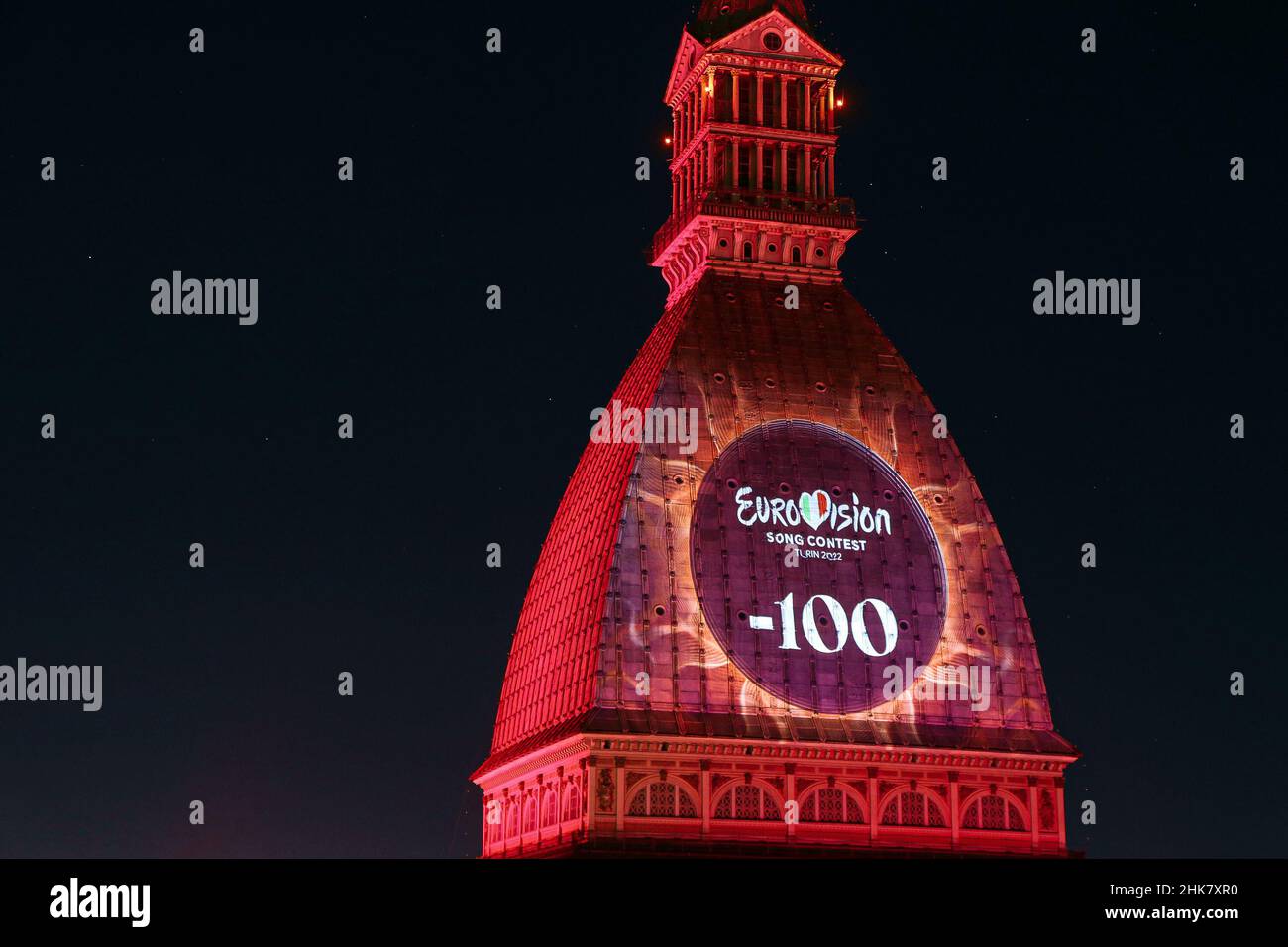 Logo des Eurovision Song Contest auf der Mole Antoneliana. Die Ausgabe 66th findet im Mai 2022 in Turin statt. Turin, Italien - Februar 2022 Stockfoto