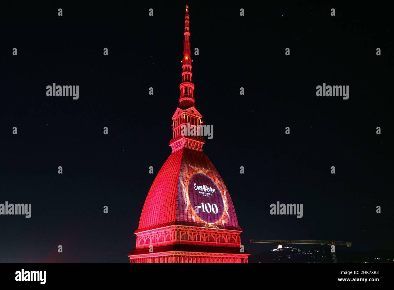 Logo des Eurovision Song Contest auf der Mole Antoneliana. Die Ausgabe 66th findet im Mai 2022 in Turin statt. Turin, Italien - Februar 2022 Stockfoto