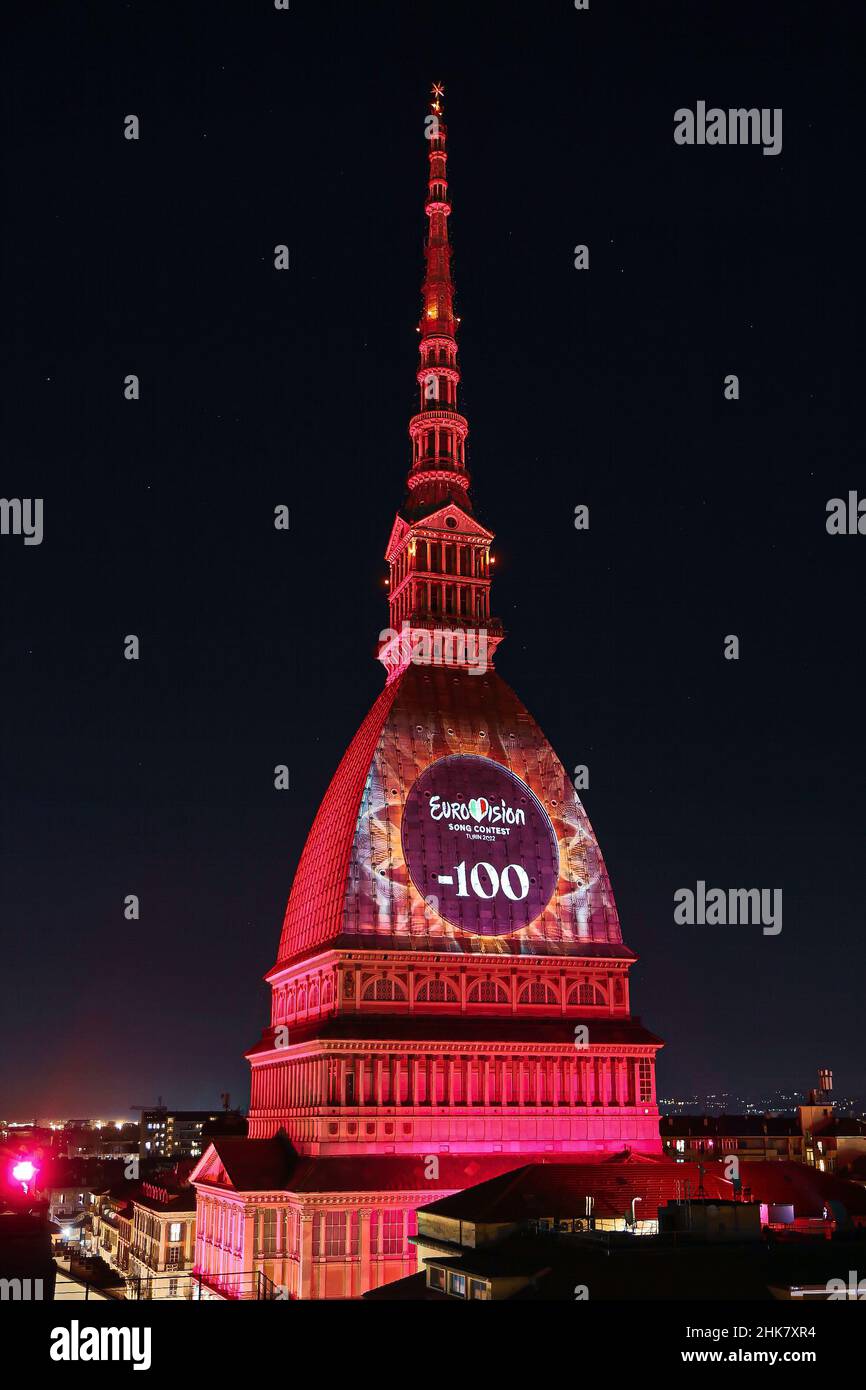 Logo des Eurovision Song Contest auf der Mole Antoneliana. Die Ausgabe 66th findet im Mai 2022 in Turin statt. Turin, Italien - Februar 2022 Stockfoto