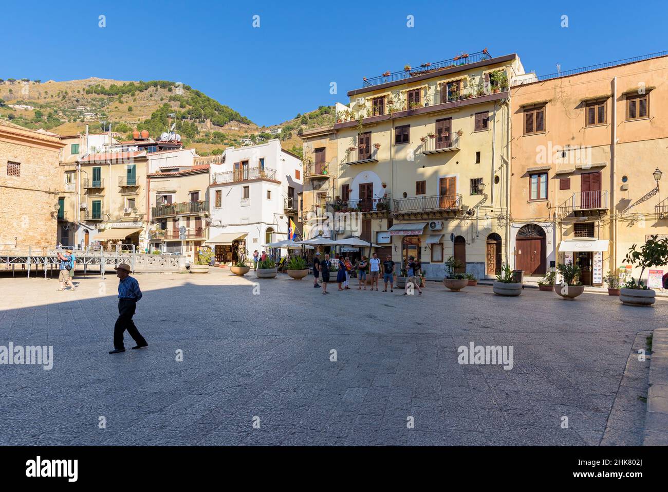 Monreale, Sizilien, Italien - 26. August 2017: Touristen warten auf dem Stadtplatz von Guglielmo II vor der Kathedrale von Monreale Stockfoto