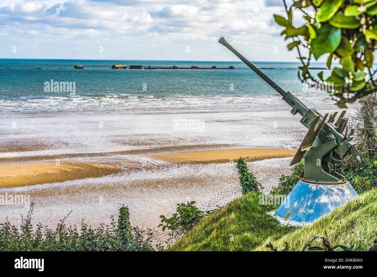 Flak-Waffe Weltkrieg 2 Mulberry Hafen Knstlicher Hafen  Arromanches-les-Bains Normandie Frankreich. Knstlicher Hafen, der in der  Landung in der Normandie geschaffen wurde Stockfotografie - Alamy