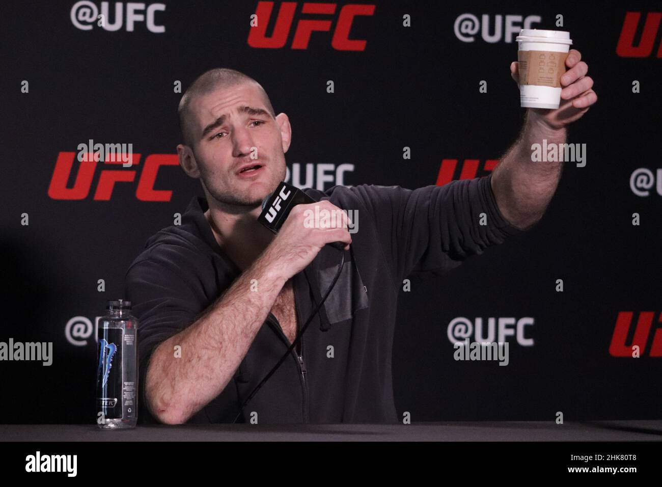 LAS VEGAS, NV - 2. FEBRUAR: Sean Strickland interagiert während des UFC Vegas 47 mit Medien: Hermansson gegen Strickland Media Day bei der UFC Apex am 2. Februar 2022 in Las Vegas, Nevada, USA. (Foto von Diego Ribas/PxImages) Stockfoto