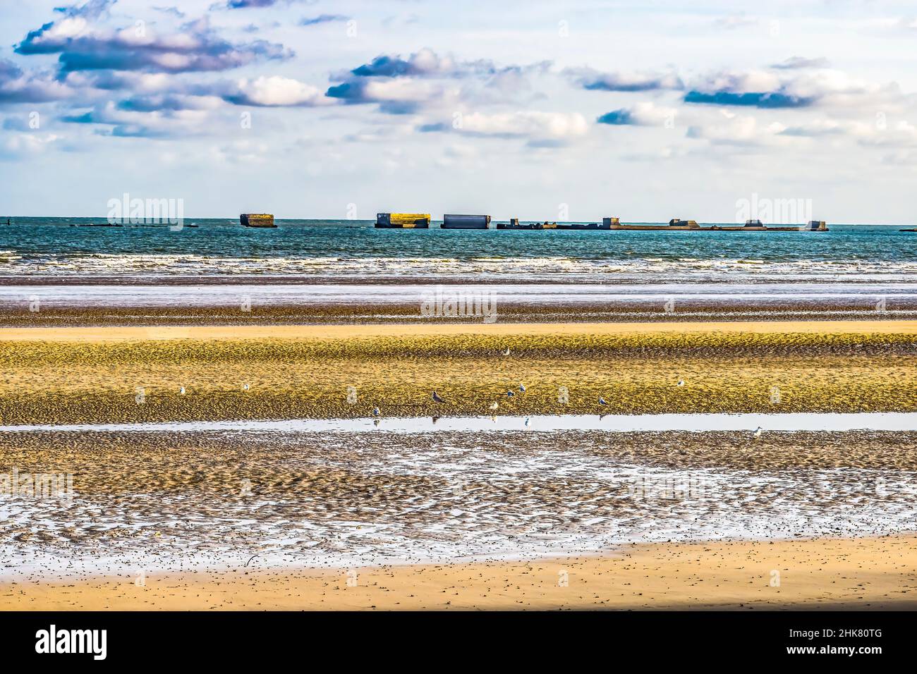 Knstlicher Hafen Weltkrieg 2 Mulberry Harbour Beach Arromanches-les-Bains  Normandie Frankreich. Sechs Tage landeten 104.000 Tonnen Militrgter in  der Normandie Stockfotografie - Alamy